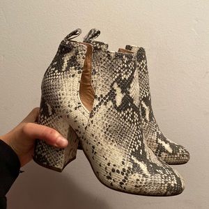 Snakeskin white and grey Steve Madden booties sz 7